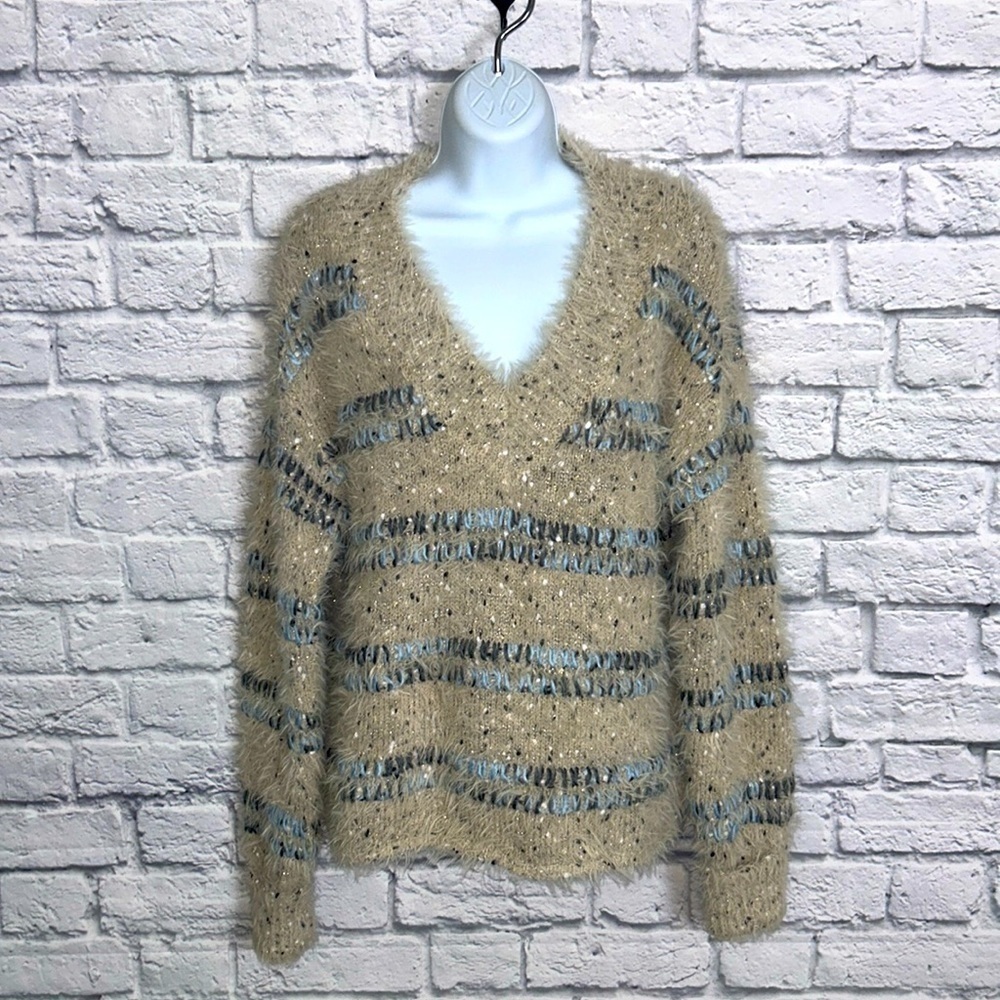 New Directions Medium Cream and Blue Fuzzy Eyelash V-neck Sweater